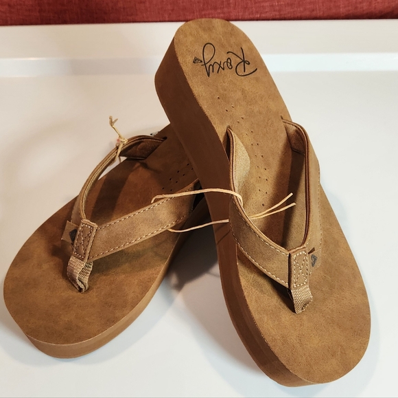 Roxy Shoes - Roxy Flip Flops Sz 7 NWT